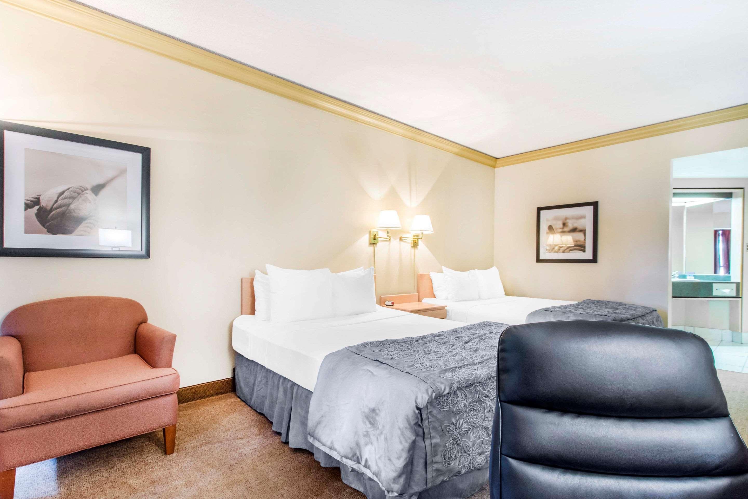 Travelodge By Wyndham Trois-Rivieres Exterior photo