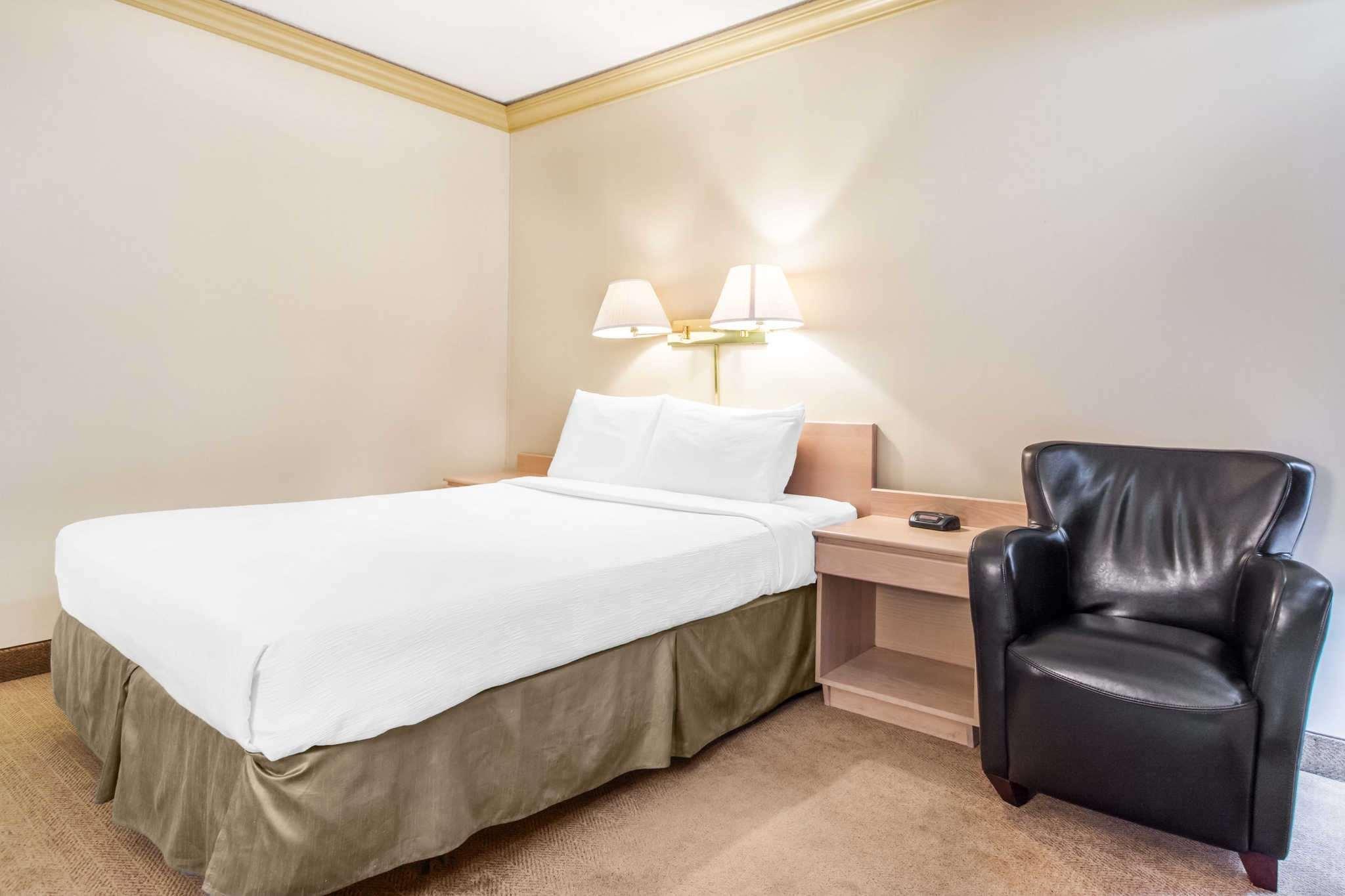 Travelodge By Wyndham Trois-Rivieres Exterior photo