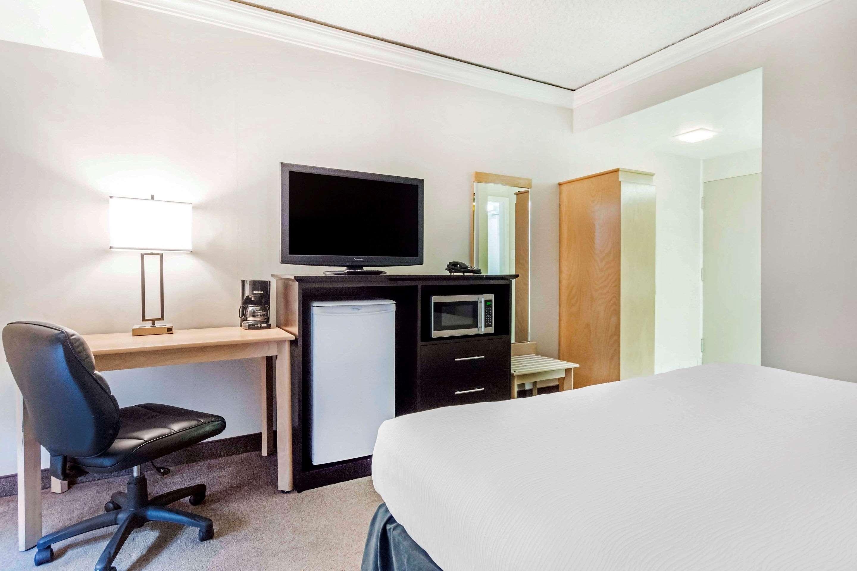 Travelodge By Wyndham Trois-Rivieres Exterior photo