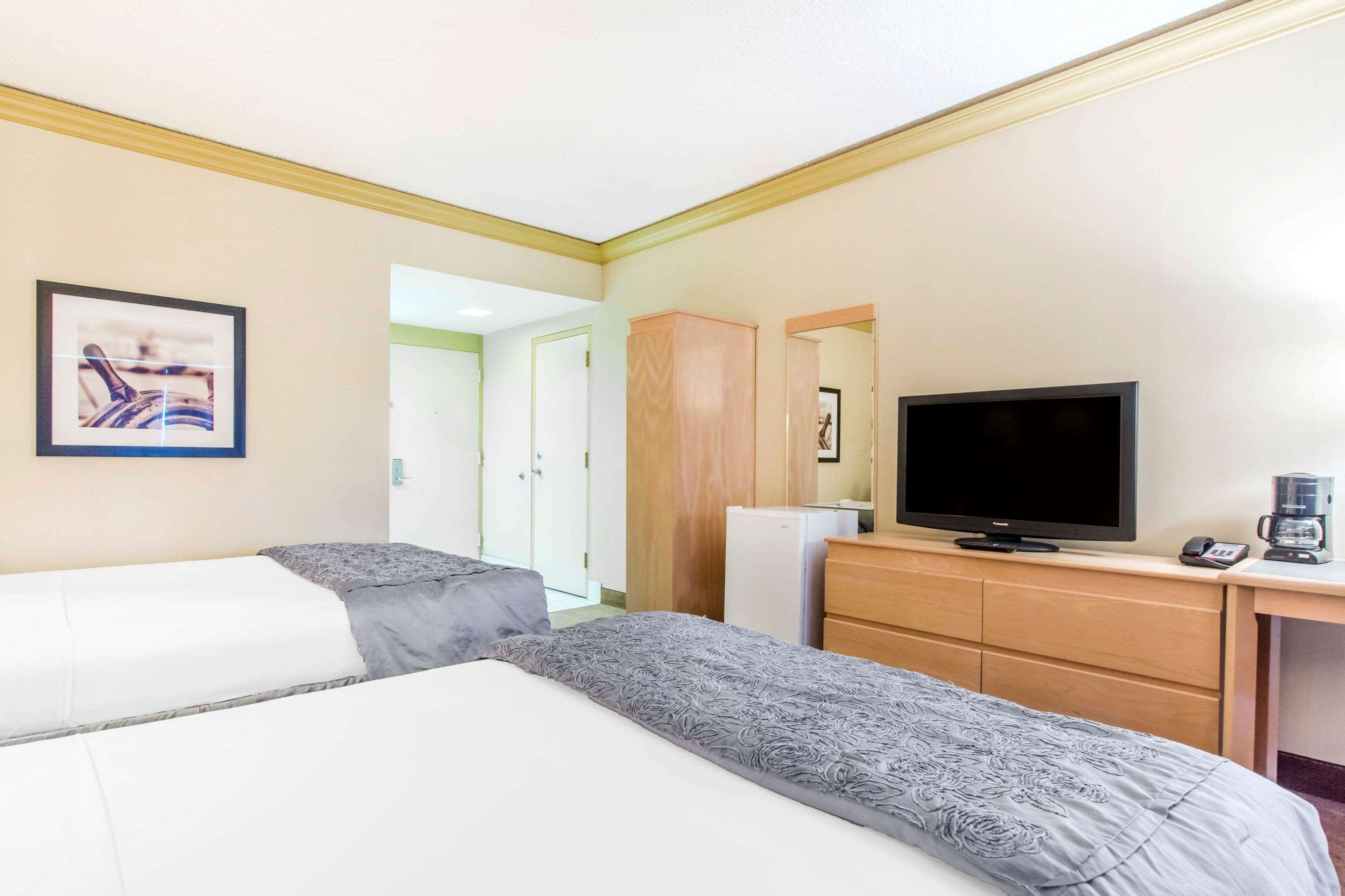 Travelodge By Wyndham Trois-Rivieres Exterior photo