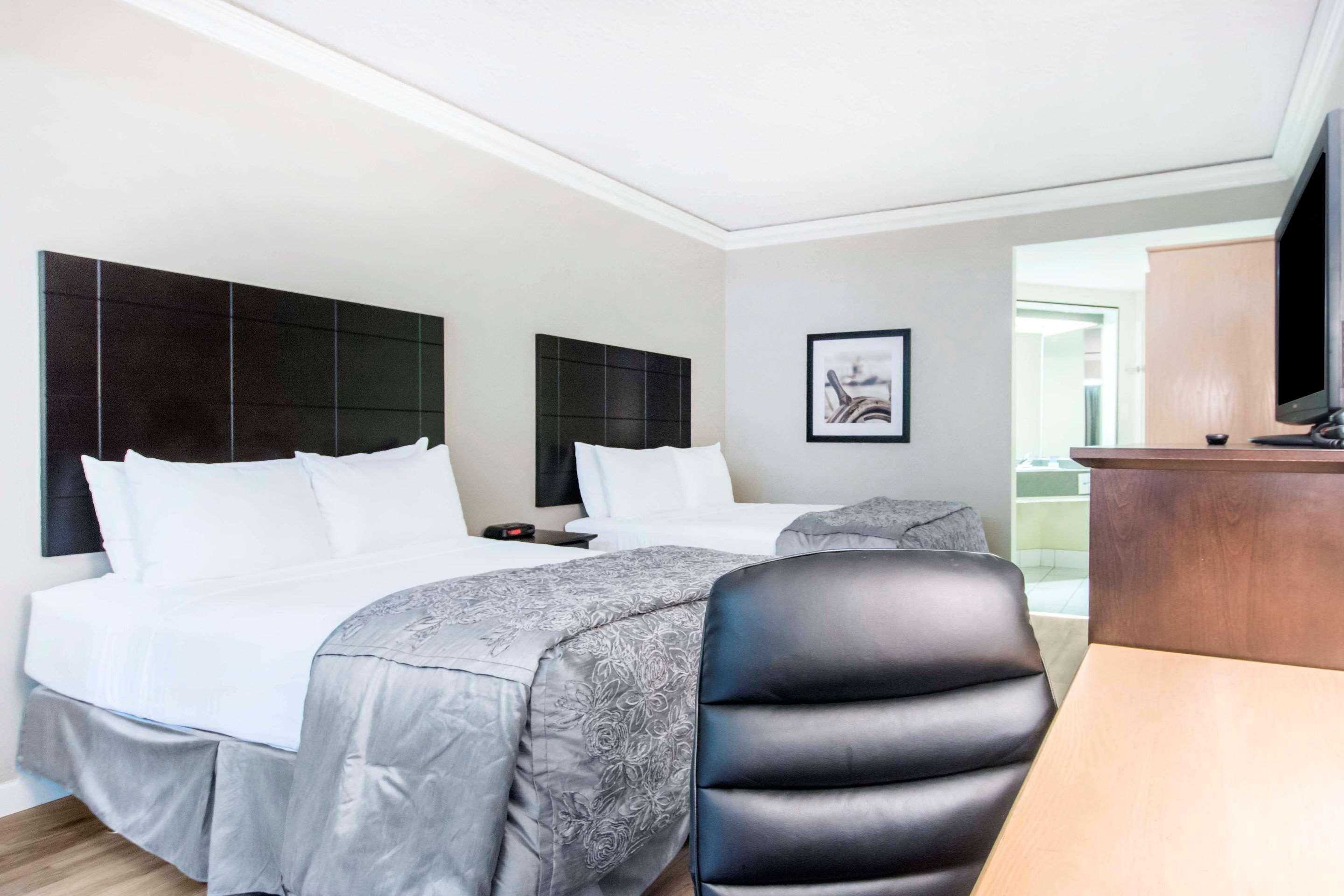 Travelodge By Wyndham Trois-Rivieres Exterior photo